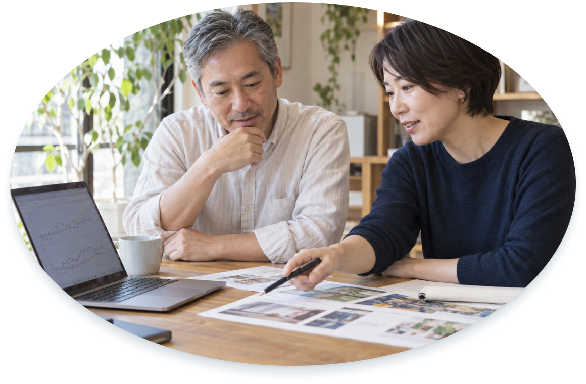 事業者と一緒に発信の反応や印刷物の改善点を振り返るイメージ